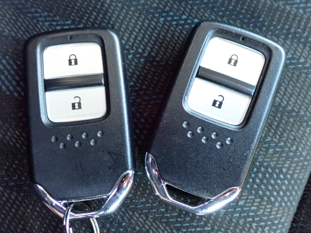 �X�}�[�g�L�[�����I�L�[���|�P�b�g��o�b�O�ɓ��ꂽ�܂܁A�h�A���b�N�̊J���E�{���E�G���W���n�����\�ł��B