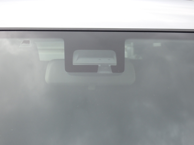 �t�����g�J�����őO���̎ԗ�����s�ғ������m�B�Փ˂������Ȏ��͏Փˉ���y���u���[�L���쓮�A�Փˉ�����T�|�[�g�B