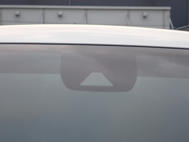 �t�����g�J�����őO���̎ԗ�����s�ғ������m�B�Փ˂������Ȏ��͏Փˉ���y���u���[�L���쓮�A�Փˉ�����T�|�[�g�B