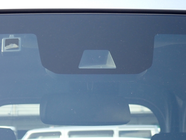 �t�����g�J�����őO���̎ԗ�����s�ғ������m�B�Փ˂������Ȏ��͏Փˉ���y���u���[�L���쓮�A�Փˉ�����T�|�[�g�B