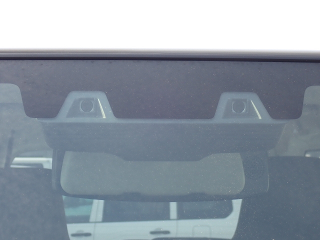 �t�����g�J�����őO���̎ԗ�����s�ғ������m�B�Փ˂������Ȏ��͏Փˉ���y���u���[�L���쓮�A�Փˉ�����T�|�[�g�B