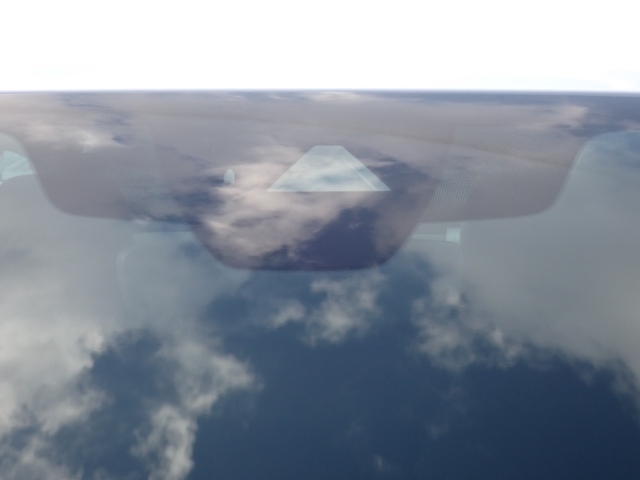 �t�����g�J�����őO���̎ԗ�����s�ғ������m�B�Փ˂������Ȏ��͏Փˉ���y���u���[�L���쓮�A�Փˉ�����T�|�[�g�B