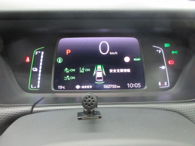 �R�ɕ����ꂽ���[�^�[�p�l���͋@�\���Ƃɕ�����Ă���̂ŁA�Ԃ̏󋵂����f���₷���A���₷���f�U�C���ƂȂ��Ă���܂��B