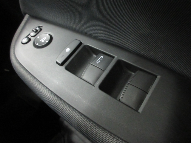 �p���[�E�B���h�E�͉^�]�Ȃ̃X�C�b�`�̂݃I�[�g�@�\����������Ă���܂��B�E�B���h�E���b�N����������Ă���̂ŁA���q�l�ƈꏏ�̎������S�ł��ˁB