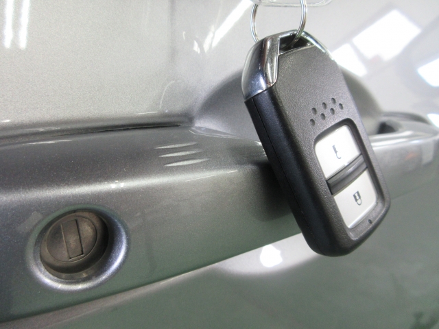 �L�[���|�P�b�g�ɓ��ꂽ�܂܂ł��G���W��ON/OFF�A�h�A�{��/�J���\���֗��ȃX�}�[�g�L�[�ł��B