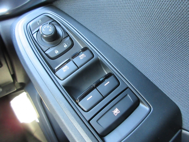 �p���[�E�B���h�E�͉^�]�ȏ���Ȃ̃X�C�b�`�̂݃I�[�g�@�\����������Ă���܂��B�E�B���h�E���b�N����������Ă���̂ŁA���q�l�ƈꏏ�̎������S�ł��ˁB