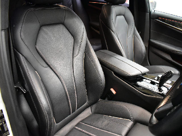 都内最大級の大型展示場！更にガレージ完備！専門店だからできる幅広いラインナップ！ご希望の車種がない場合もお気軽にお申し付け下さい。当社ネットワークでご希望の車両を探して参ります。