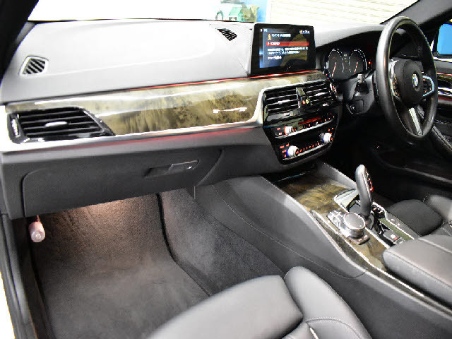 都内最大級の大型展示場！更にガレージ完備！専門店だからできる幅広いラインナップ！ご希望の車種がない場合もお気軽にお申し付け下さい。当社ネットワークでご希望の車両を探して参ります。