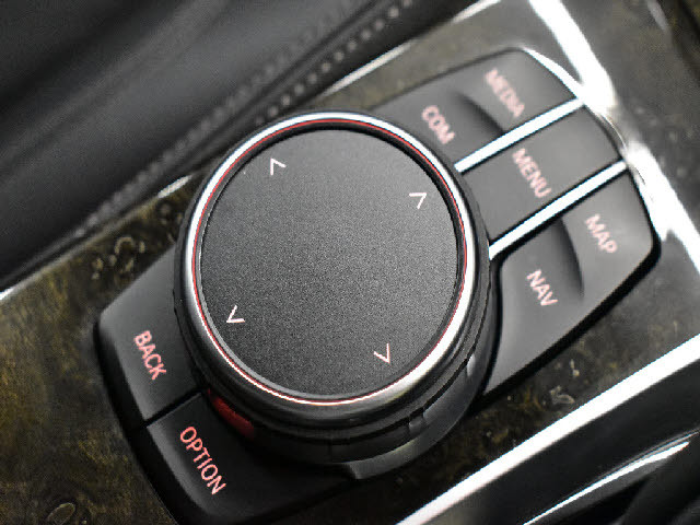 全車店頭にて展示中！お越し頂ければ現車確認が可能です。お気軽にお越しくださいませ。専門スタッフが細かくご説明させて頂きますので輸入車にご不安がある方でも安心です。