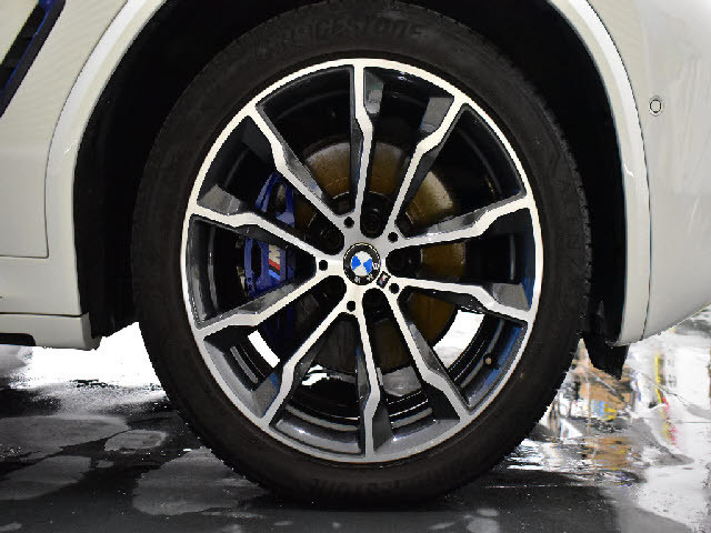 都内最大級の大型展示場！更にガレージ完備！専門店だからできる幅広いラインナップ！ご希望の車種がない場合もお気軽にお申し付け下さい。当社ネットワークでご希望の車両を探して参ります。