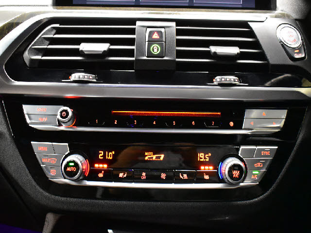 都内最大級の大型展示場！更にガレージ完備！専門店だからできる幅広いラインナップ！ご希望の車種がない場合もお気軽にお申し付け下さい。当社ネットワークでご希望の車両を探して参ります。