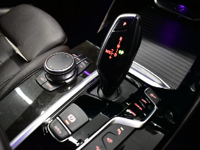 全車店頭にて展示中！お越し頂ければ現車確認が可能です。お気軽にお越しくださいませ。専門スタッフが細かくご説明させて頂きますので輸入車にご不安がある方でも安心です。