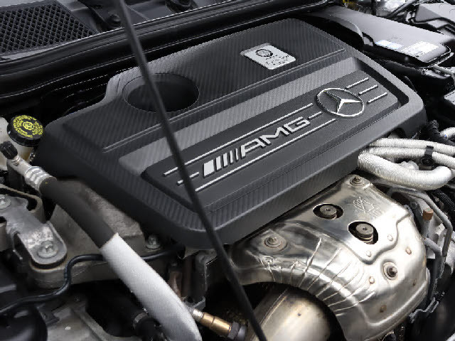 ガレージも完備しております！！悪天候や暗くなってからのご来店でもお車をゆっくりご覧頂けます。出張商談サービスも承ります。詳しくはスタッフまでお気軽にどうぞ。