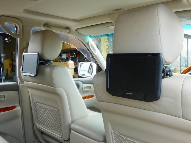ヘッドレスト吊り下げ型のリヤモニターも搭載♪