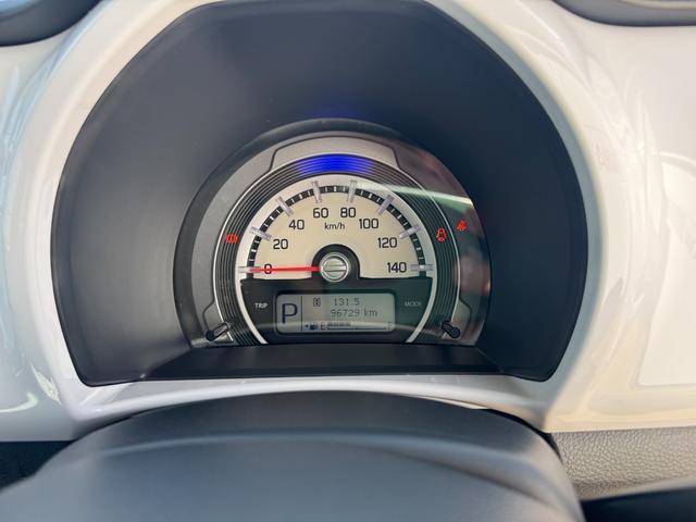 メーター・レバー・スイッチ類をシンプルにまとめスマートな空間は視界も広く快適です。