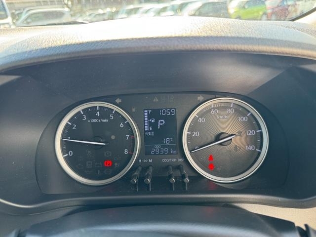 メーター・レバー・スイッチ類をシンプルにまとめスマートな空間は視界も広く快適です。