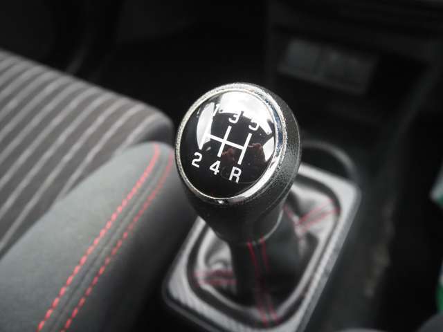 �l�C�̂T���l�s�I����̊y�������X�Ɏ�����