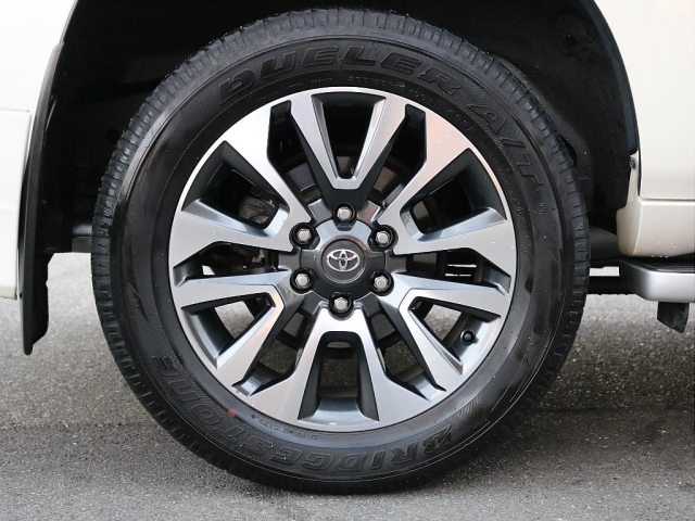 純正の19インチホイールが高級感を表現しております。