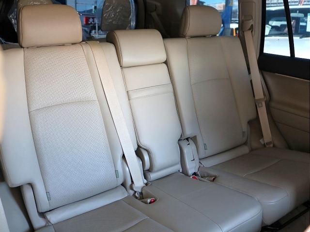 ２列目は広々使用できます。使用感も少ないです。