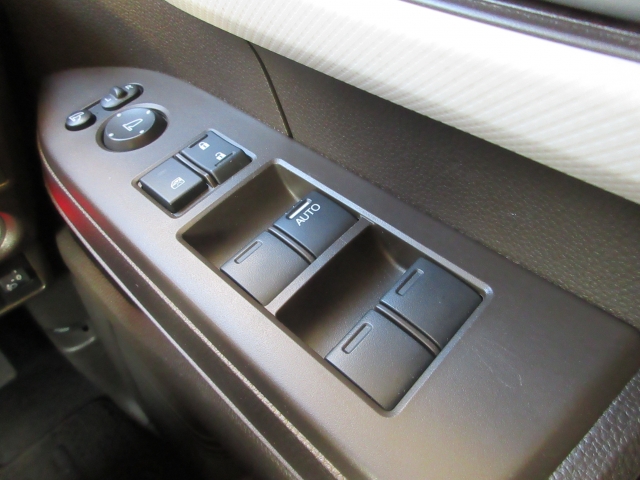 �p���[�E�B���h�E�͉^�]�Ȃ̃X�C�b�`�̂݃I�[�g�@�\����������Ă���܂��B�E�B���h�E���b�N����������Ă���̂ŁA���q�l�ƈꏏ�̎������S�ł��ˁB