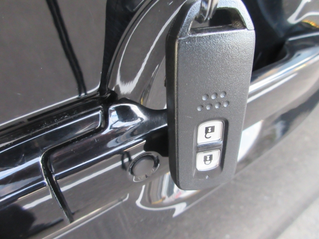 �L�[���|�P�b�g�ɓ��ꂽ�܂܂ł��G���W��ON/OFF�A�h�A�{��/�J���\���֗��ȃX�}�[�g�L�[�ł��B