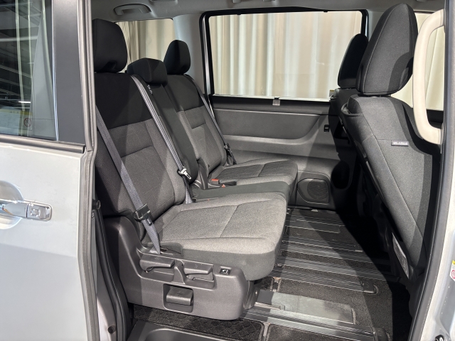 2列目シートも快適なスペースです！シートアレンジも多彩で機能的です！乗降性にも優れていますので是非一度お試しになって下さい！オリックスなら各メーカーの車種を揃えておりますので比較検討も簡単！