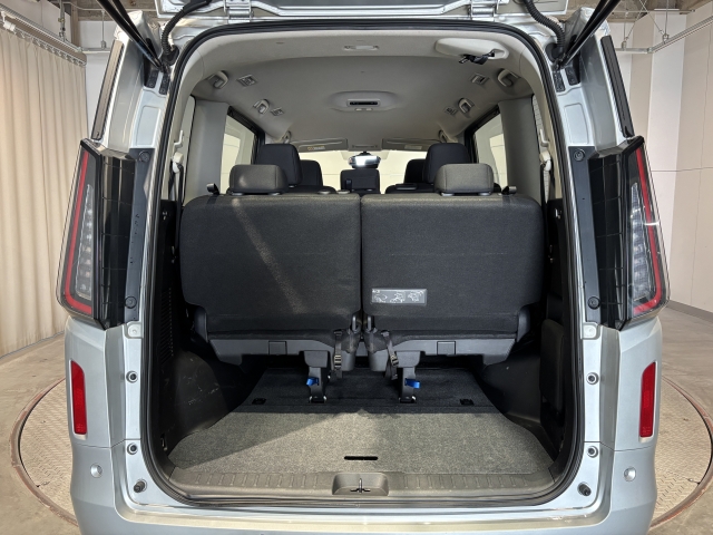 後部トランクスペースも広大です。ただ広いだけでなく積載性にも優れた形状でとても使いやすい！軽い力で開閉可能なのもメリットです！