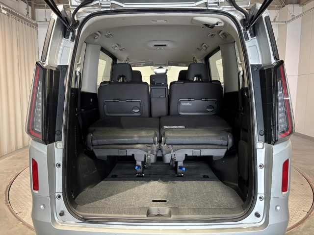 アレンジ次第で御覧のような広大なスペースが出現致します！広めの開口部分をとってありますので大きな荷物も簡単に積み込めます！使い勝手の良いラゲッジスペースです！