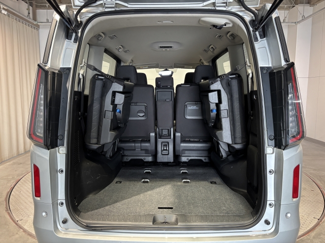 アレンジ次第で御覧のような広大なスペースが出現致します！広めの開口部分をとってありますので大きな荷物も簡単に積み込めます！使い勝手の良いラゲッジスペースです！