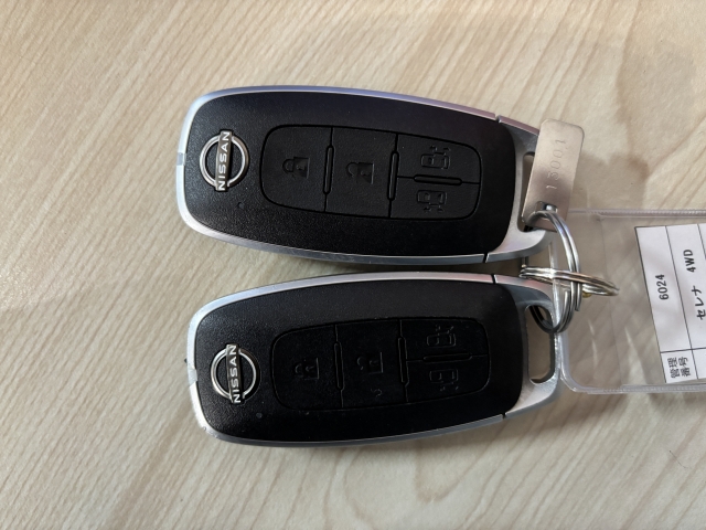 携帯するだけでドア等の施錠・開錠・エンジン始動が可能なスマートキーシステムを装備しております。便利尚のシステムは一度使うと手放せません。セキュリティ面でも安心です。
