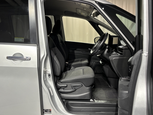 フロントシートは調整機能も細かく設定され、どんな体格にもフィット！！長距離でも快適なドライブをお楽しみ頂けます！