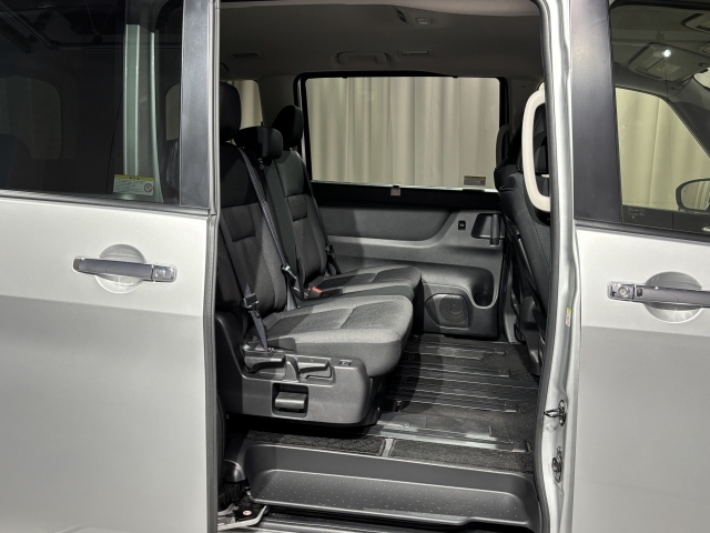 2列目シートも快適なスペースです！シートアレンジも多彩で機能的です！乗降性にも優れていますので是非一度お試しになって下さい！オリックスなら各メーカーの車種を揃えておりますので比較検討も簡単！