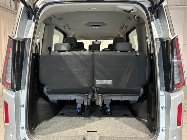 後部トランクスペースも広大です。ただ広いだけでなく積載性にも優れた形状でとても使いやすい！軽い力で開閉可能なのもメリットです！