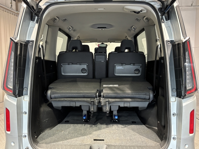 アレンジ次第で御覧のような広大なスペースが出現致します！広めの開口部分をとってありますので大きな荷物も簡単に積み込めます！使い勝手の良いラゲッジスペースです！