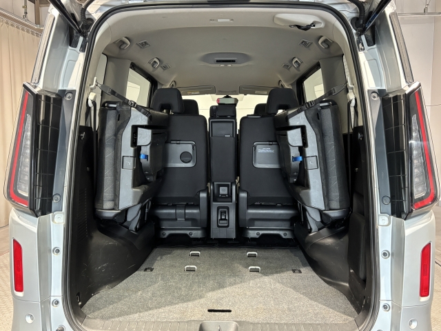 アレンジ次第で御覧のような広大なスペースが出現致します！広めの開口部分をとってありますので大きな荷物も簡単に積み込めます！使い勝手の良いラゲッジスペースです！