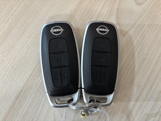 携帯するだけでドア等の施錠・開錠・エンジン始動が可能なスマートキーシステムを装備しております。便利尚のシステムは一度使うと手放せません。セキュリティ面でも安心です。