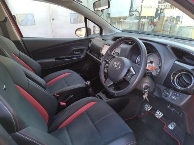 シートがツートンカラーでレーシーですね！