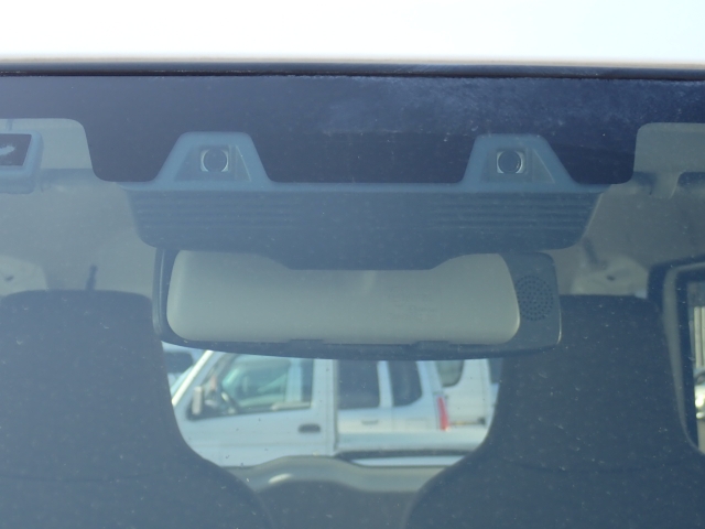 �t�����g�J�����őO���̎ԗ�����s�ғ������m�B�Փ˂������Ȏ��͏Փˉ���y���u���[�L���쓮�A�Փˉ�����T�|�[�g�B