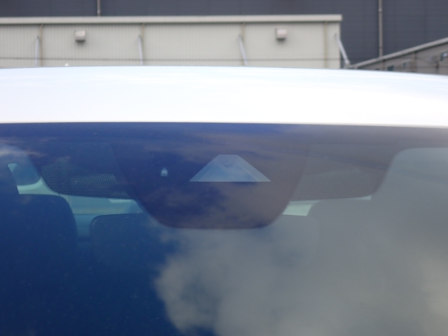 �t�����g�J�����őO���̎ԗ�����s�ғ������m�B�Փ˂������Ȏ��͏Փˉ���y���u���[�L���쓮�A�Փˉ�����T�|�[�g�B