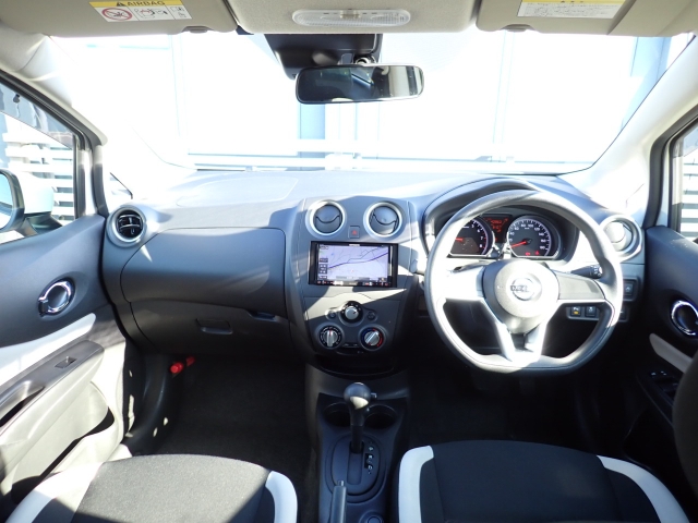 �C���p�l�摜�ɂȂ�܂��B�ԓ��͐��Ǝ҂ɂĎ����N���[�j���O�{�H�ς݂Ȃ̂ŁA��ϐ����ł��B