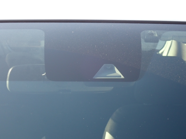 �t�����g�J�����őO���̎ԗ�����s�ғ������m�B�Փ˂������Ȏ��͏Փˉ���y���u���[�L���쓮�A�Փˉ�����T�|�[�g�B