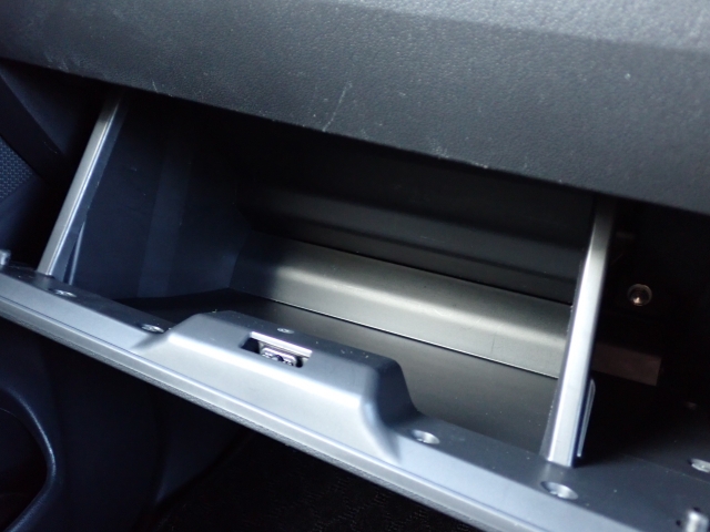 ����ȑO�ɂ͎Ԍ��ؓ��ꓙ���ވꎮ�����[�ł���O���[�u�{�b�N�X���������܂��B