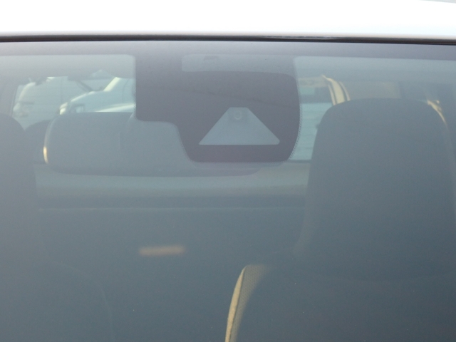 �t�����g�J�����őO���̎ԗ�����s�ғ������m�B�Փ˂������Ȏ��͏Փˉ���y���u���[�L���쓮�A�Փˉ�����T�|�[�g�B