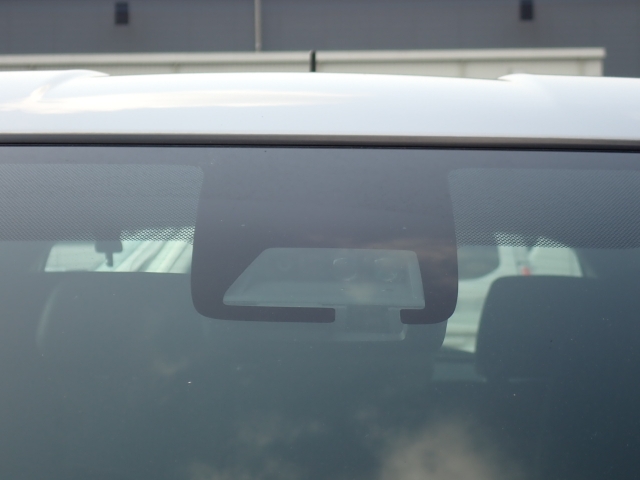 �t�����g�J�����őO���̎ԗ�����s�ғ������m�B�Փ˂������Ȏ��͏Փˉ���y���u���[�L���쓮�A�Փˉ�����T�|�[�g�B