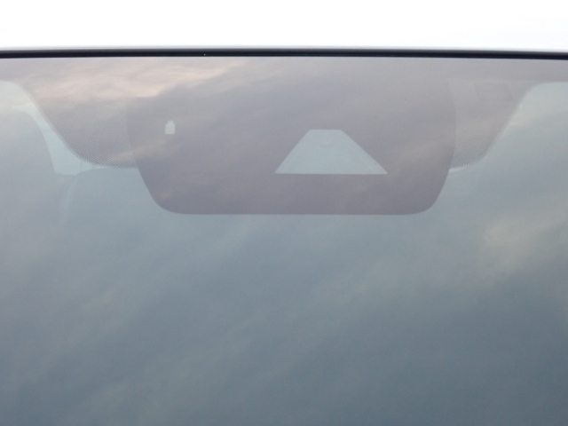 �t�����g�J�����őO���̎ԗ�����s�ғ������m�B�Փ˂������Ȏ��͏Փˉ���y���u���[�L���쓮�A�Փˉ�����T�|�[�g�B