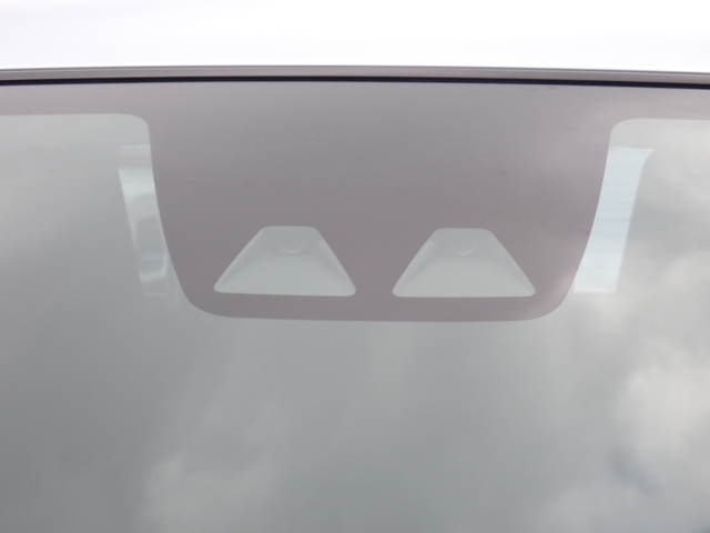 �t�����g�J�����őO���̎ԗ�����s�ғ������m�B�Փ˂������Ȏ��͏Փˉ���y���u���[�L���쓮�A�Փˉ�����T�|�[�g�B