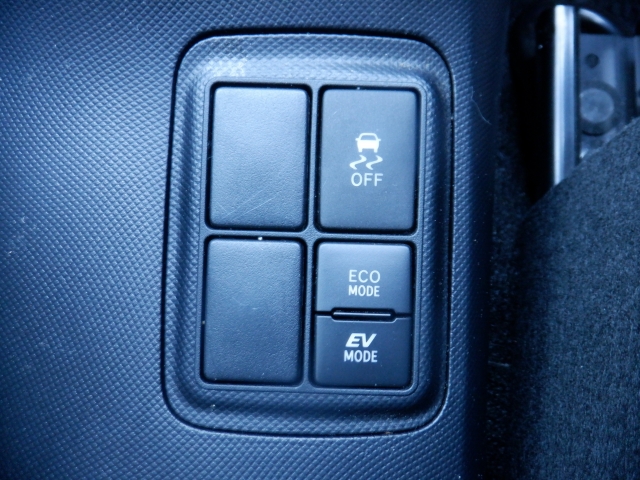 ������E�X�s���h�~�̈��S���u�𑕔����Ă���܂��B�����I�Ƀu���[�L�E�A�N�Z���𐧌䂵�ċ��������肳���鑕�u�ł��B�����Ƃ����������S�̑����ł��B