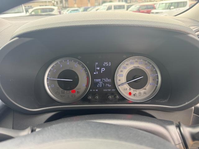 メーター・レバー・スイッチ類をシンプルにまとめスマートな空間は視界も広く快適です。