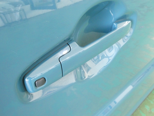 キーレスタイプで鍵を出さなくても(ドアノブについてる)黒いボタンを押すと開閉できます！