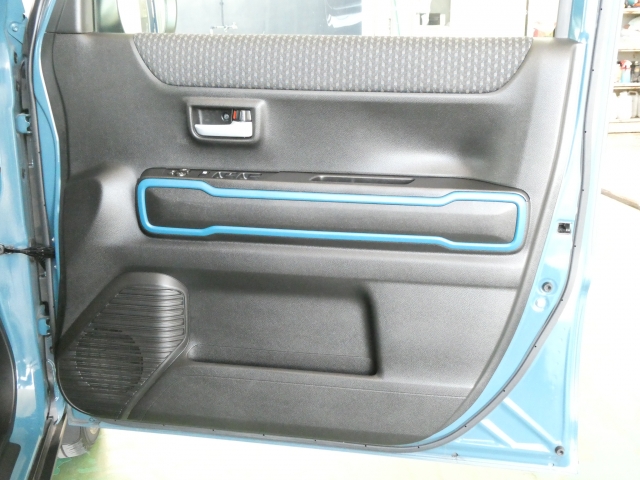 運転席ドア内側部分に書類を収納できるスペースございます